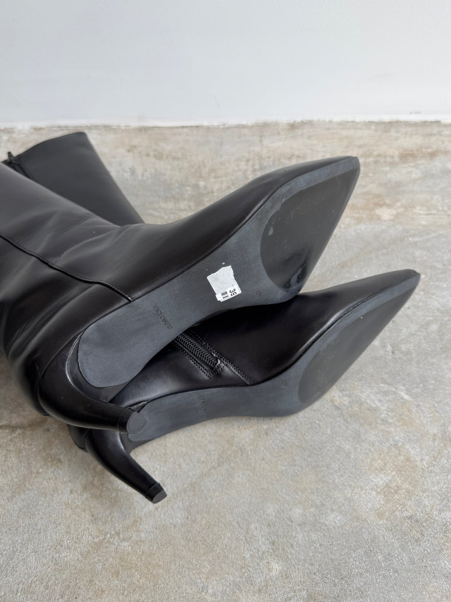 BOTA COURO PRETO VINCE CAMUTO - 39
