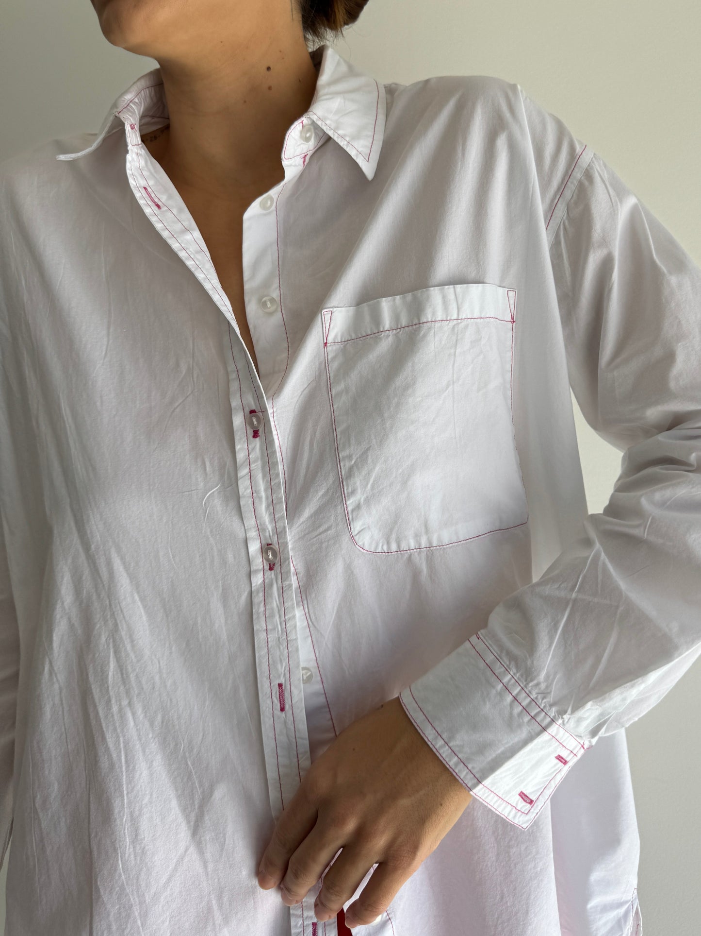 CAMISA BRANCA PESPONTOS PINK - M