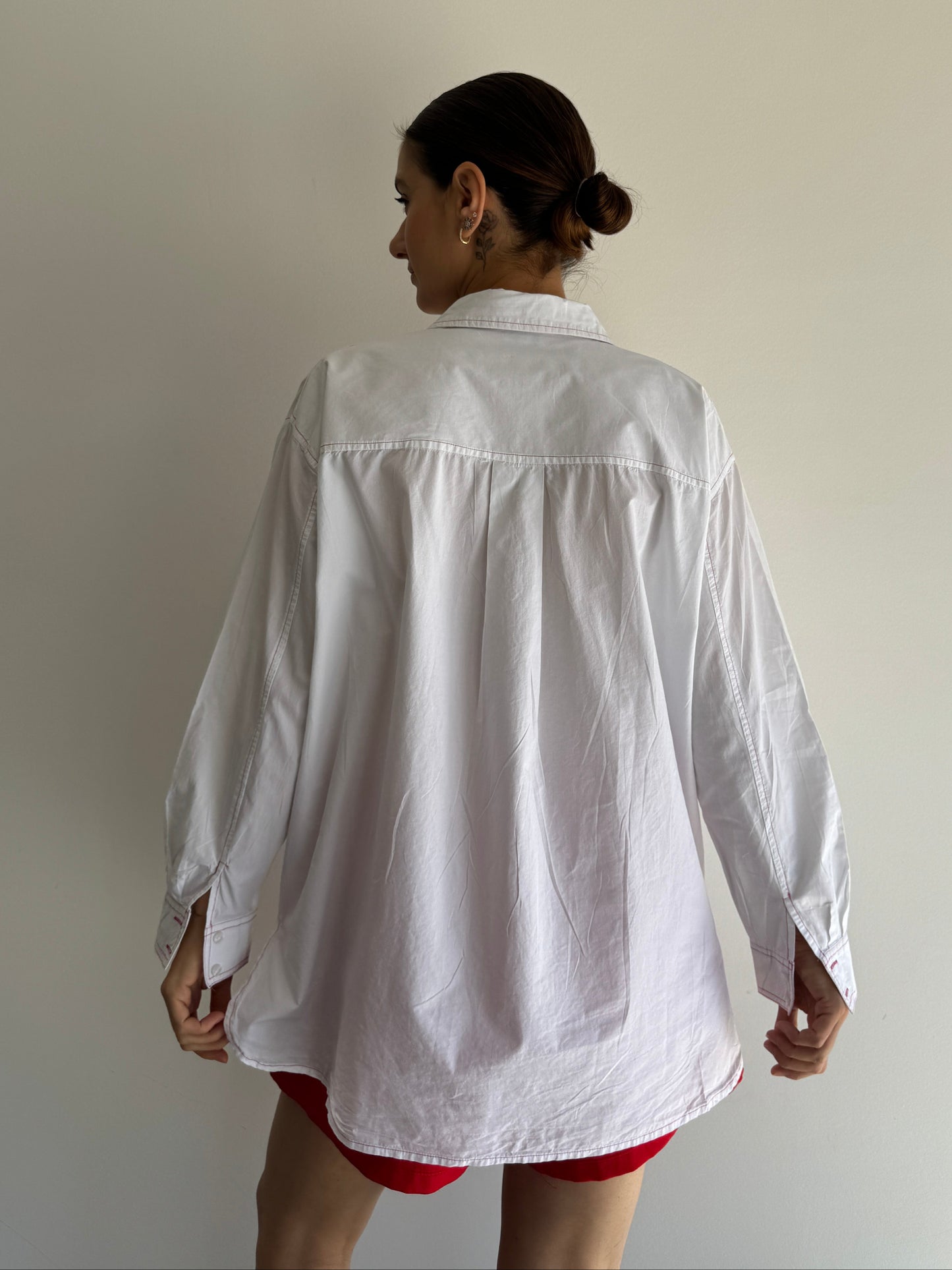 CAMISA BRANCA PESPONTOS PINK - M