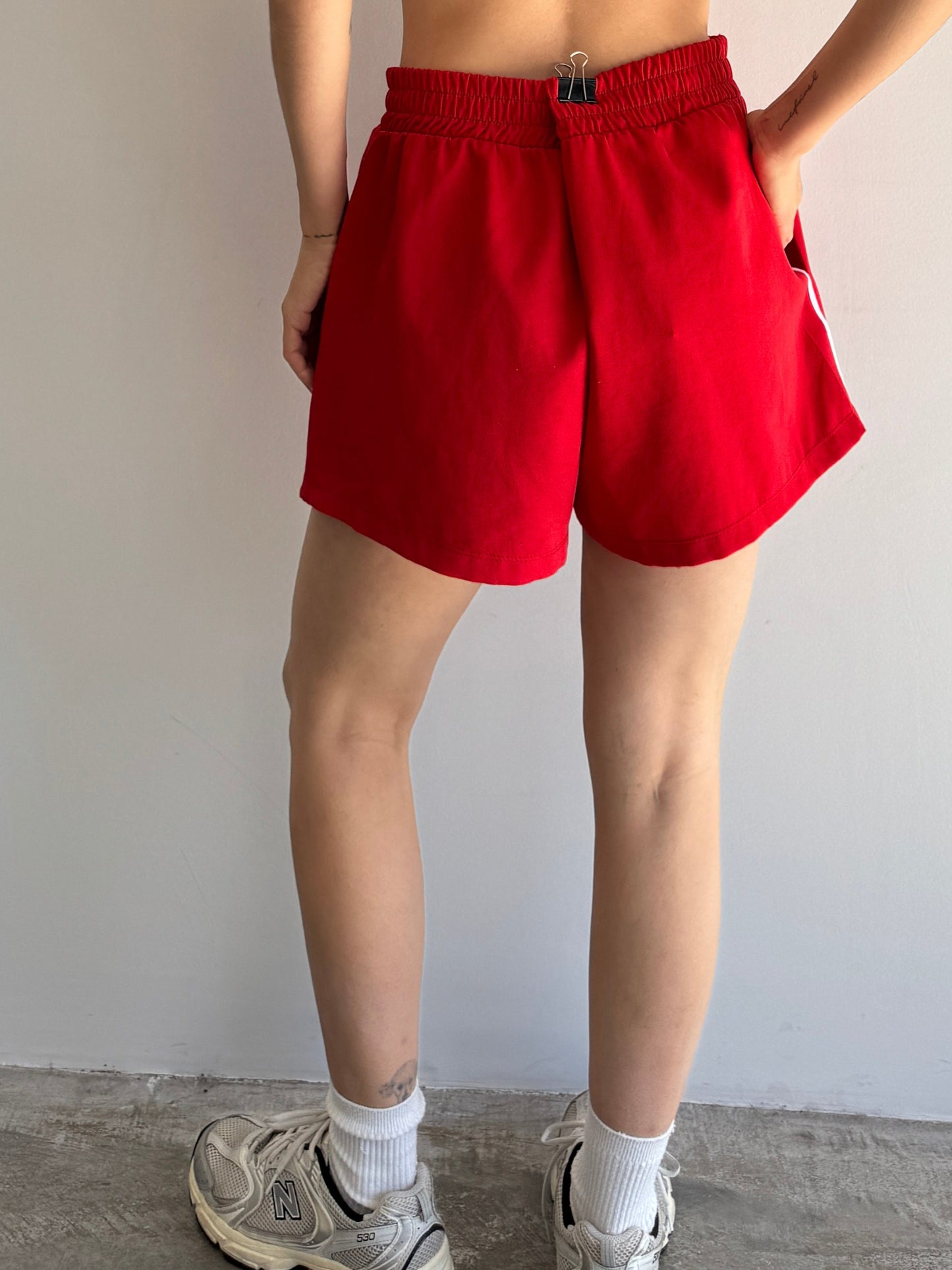 SHORT VERMELHO LISTRA BRANCA - G