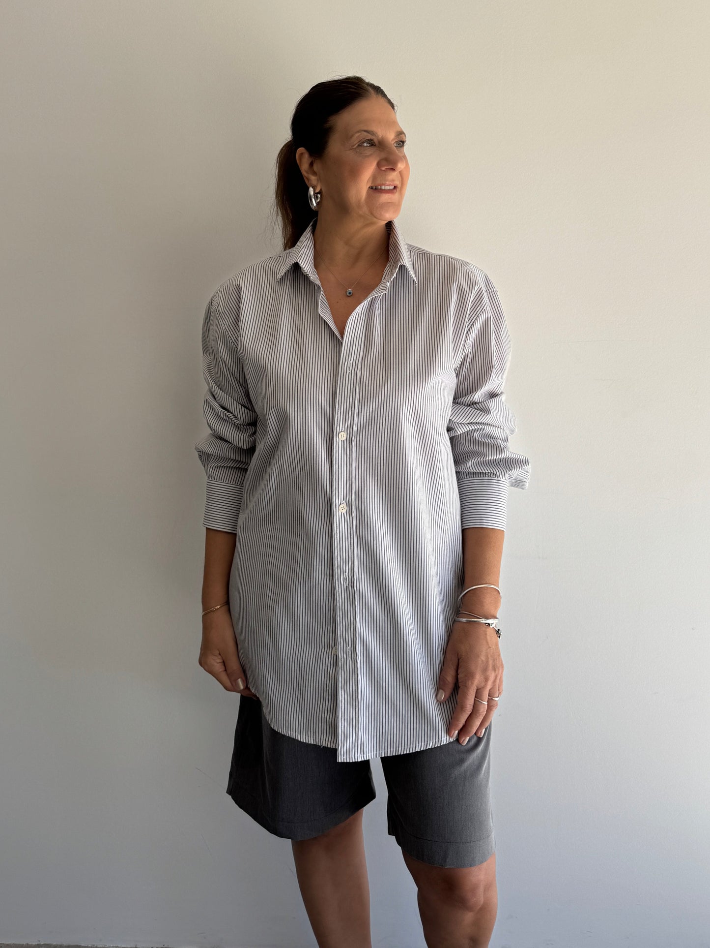 CAMISA LISTRADA BRANCA E CINZA - M