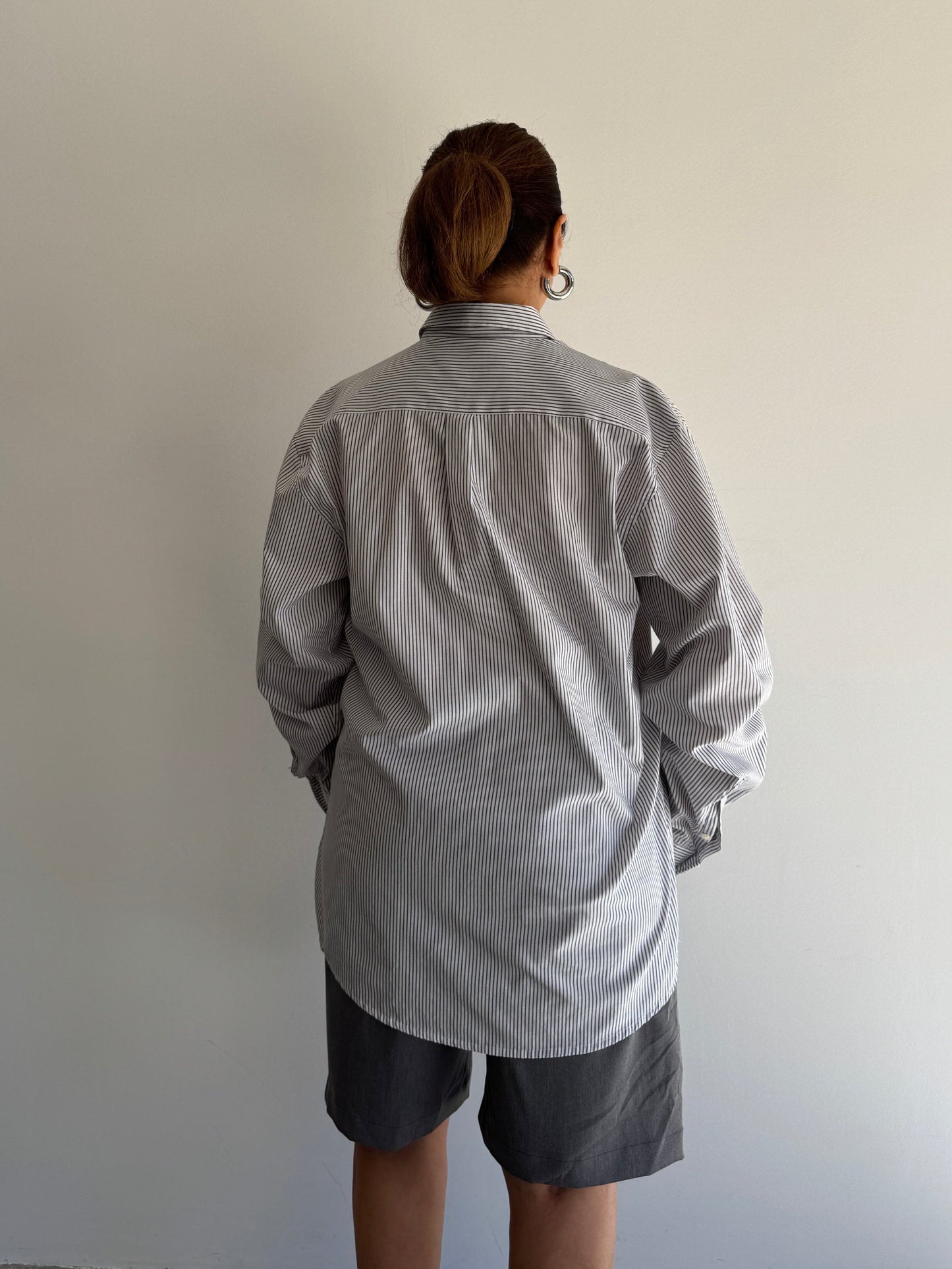 CAMISA LISTRADA BRANCA E CINZA - M