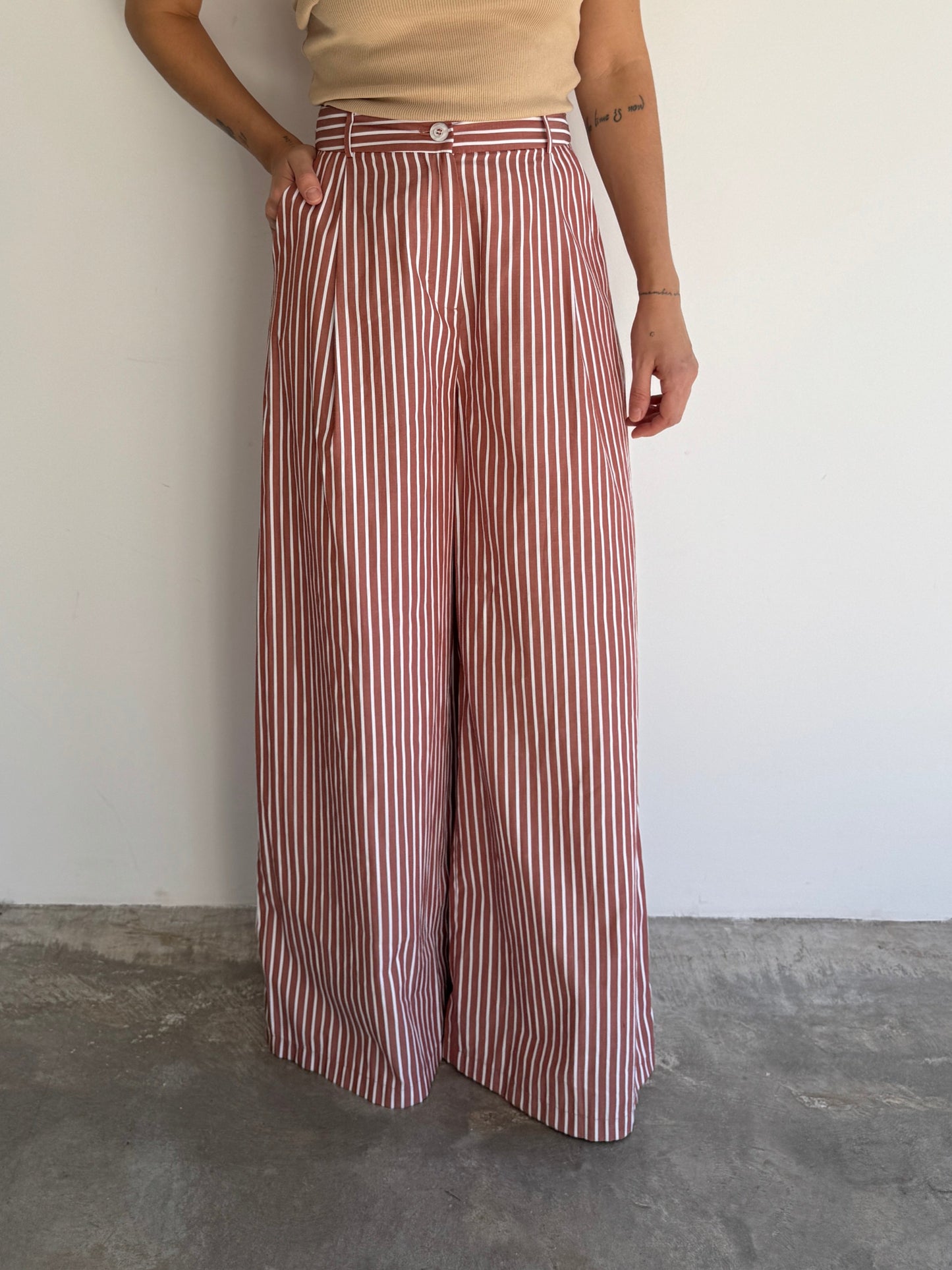 CALÇA LISTRADA MARROM - P