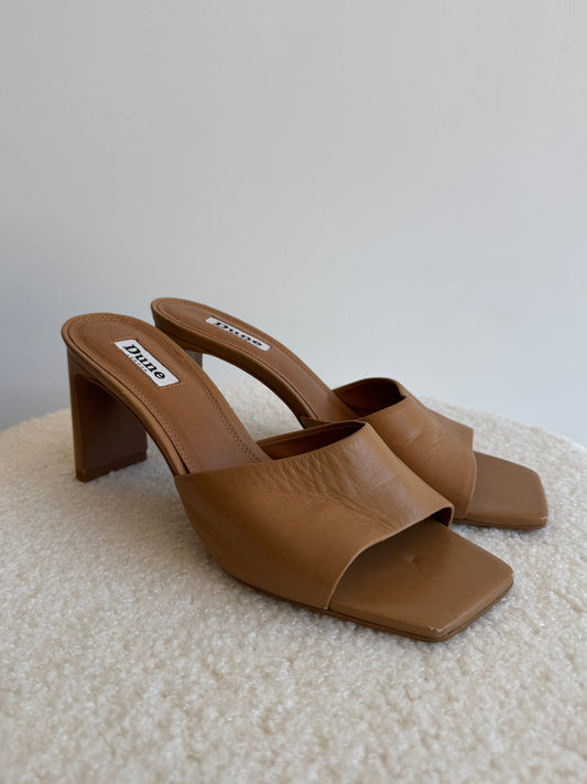 MULE COURO CARAMELO DUNE LONDON - 35