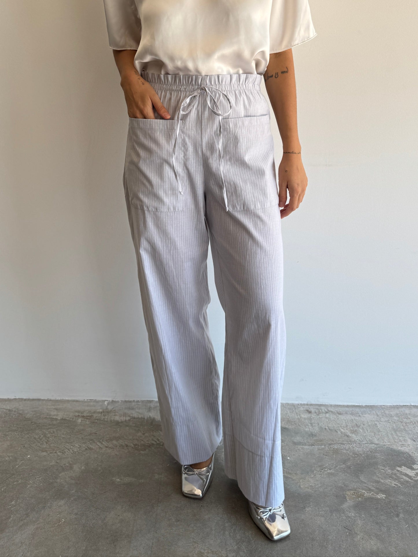 CALÇA CINZA LISTRAS - P