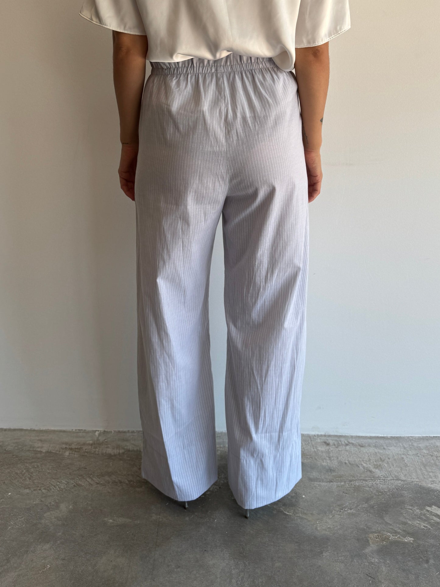 CALÇA CINZA LISTRAS - P