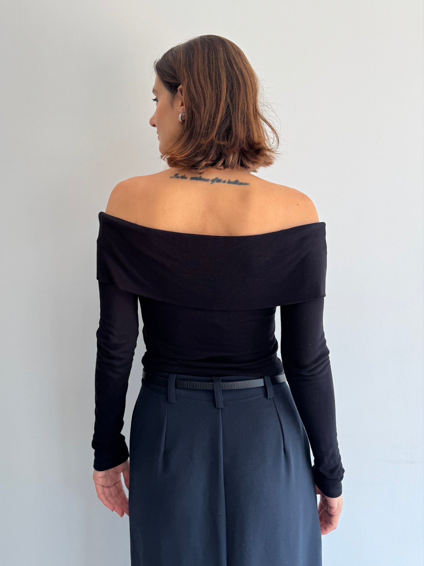 BLUSA OMBROS PRETA - P