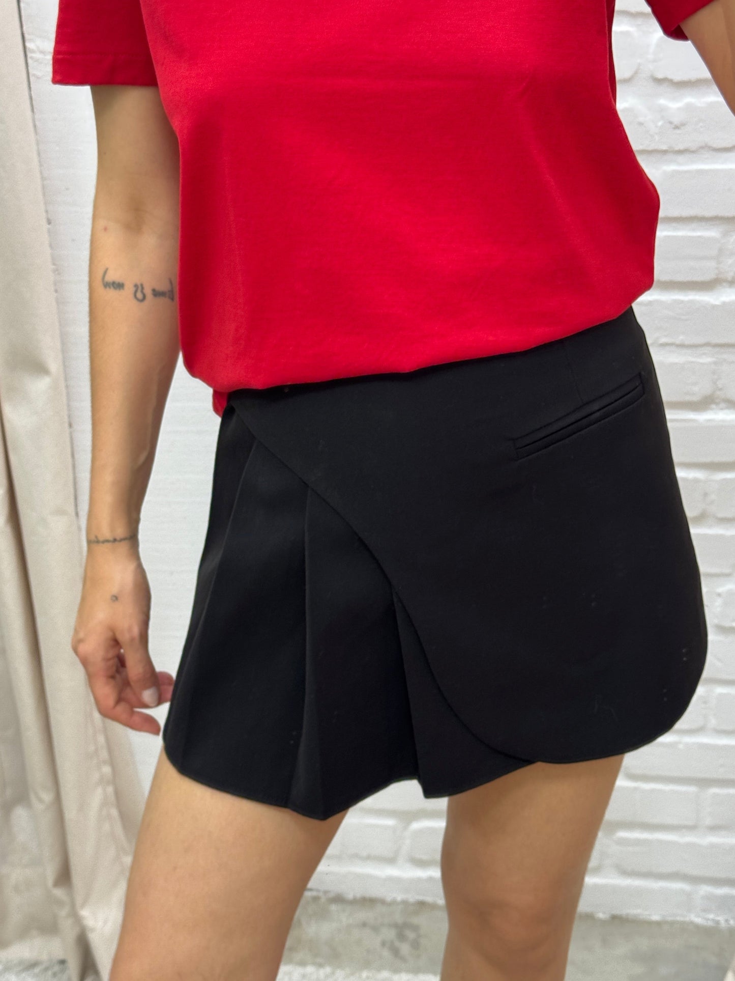 SHORT SAIA PLISSADO PRETO - P