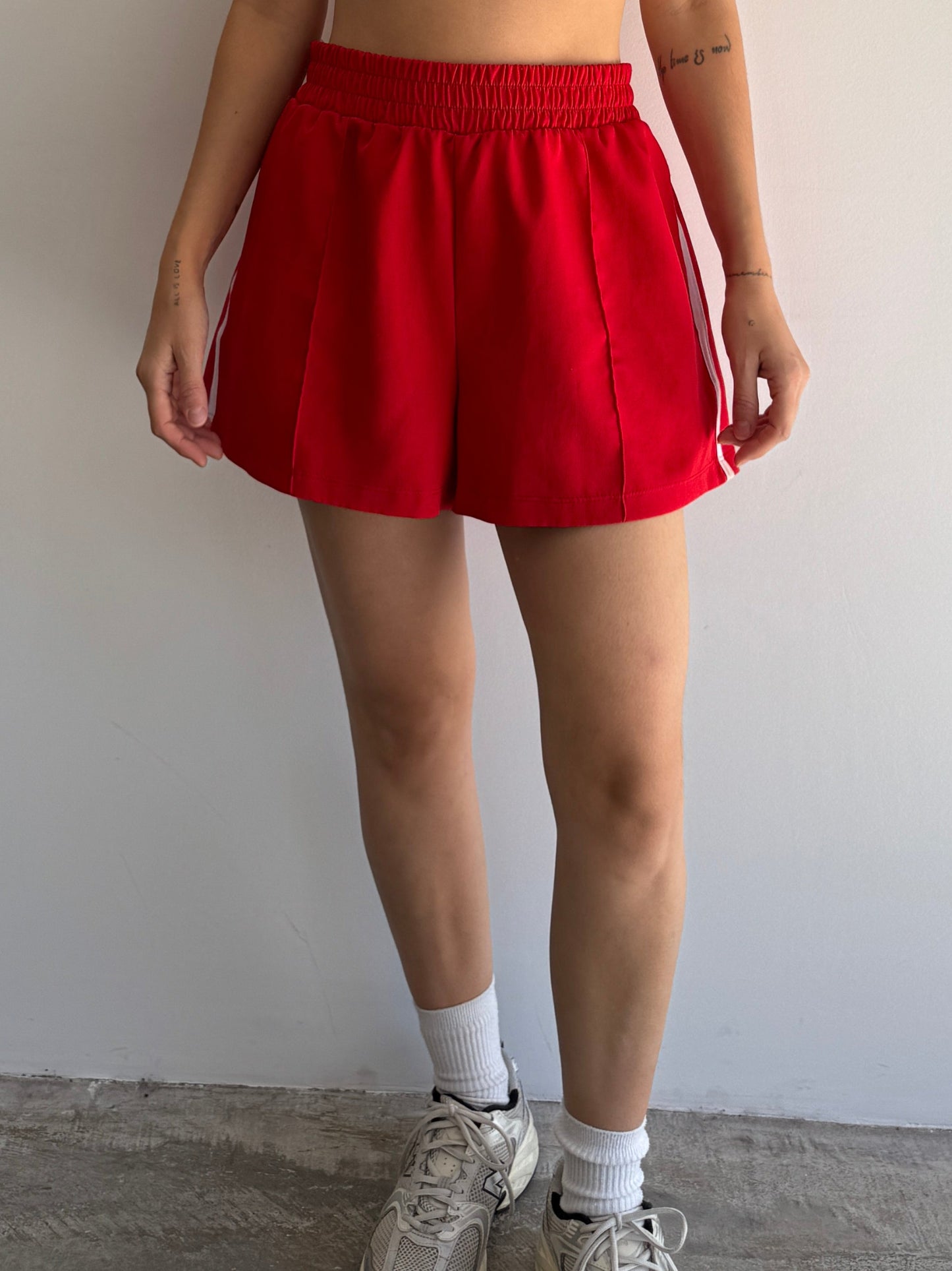 SHORT VERMELHO LISTRA BRANCA - G