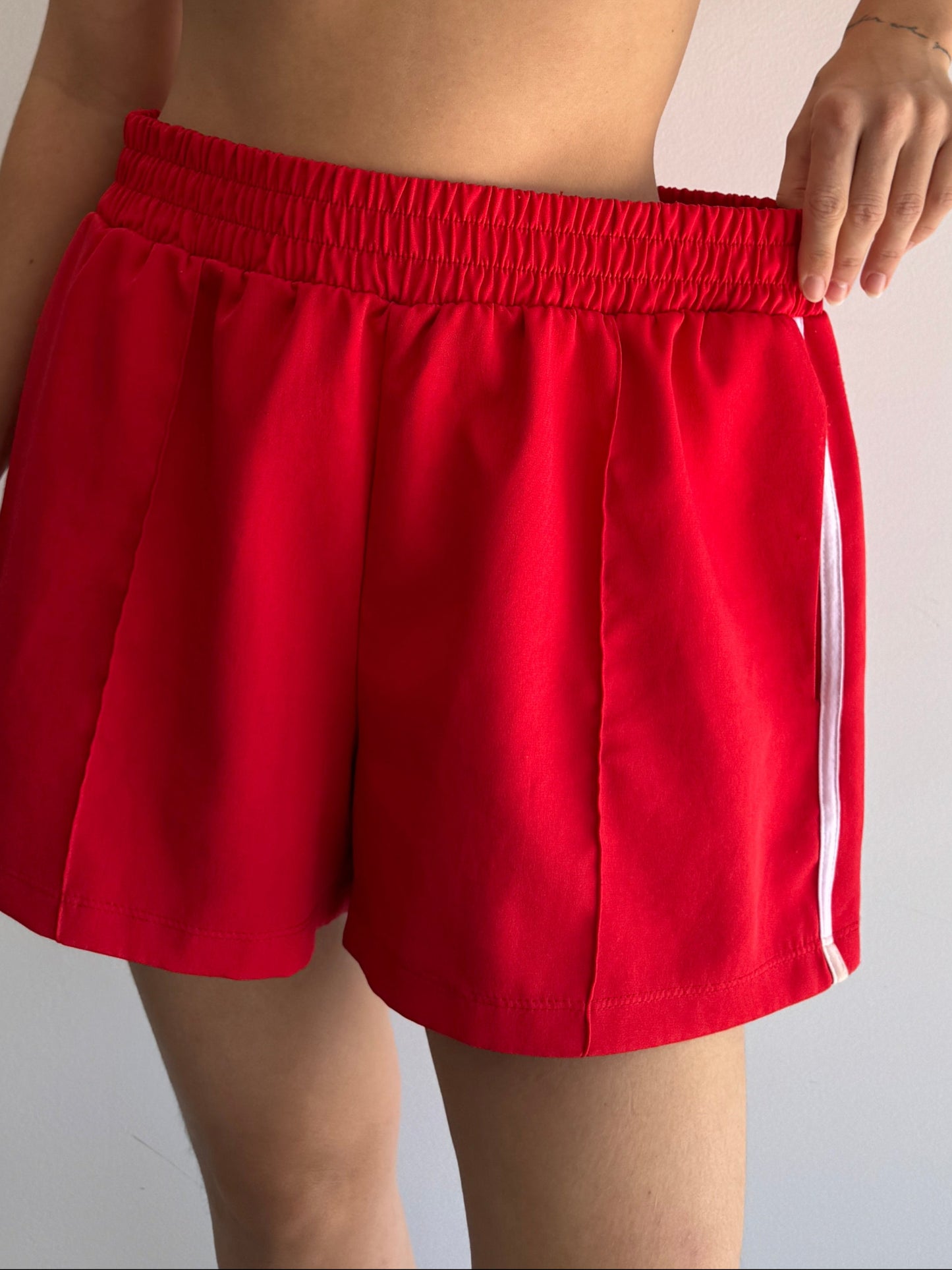SHORT VERMELHO LISTRA BRANCA - G