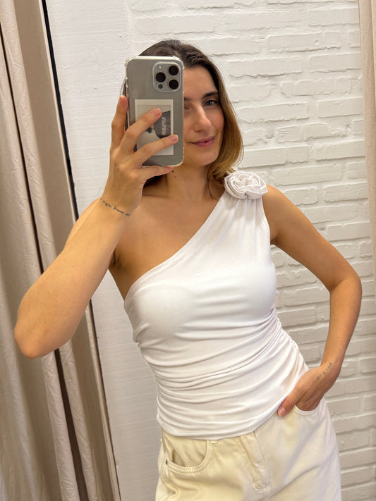 BLUSA OMBRO COM FLOR BRANCA - M