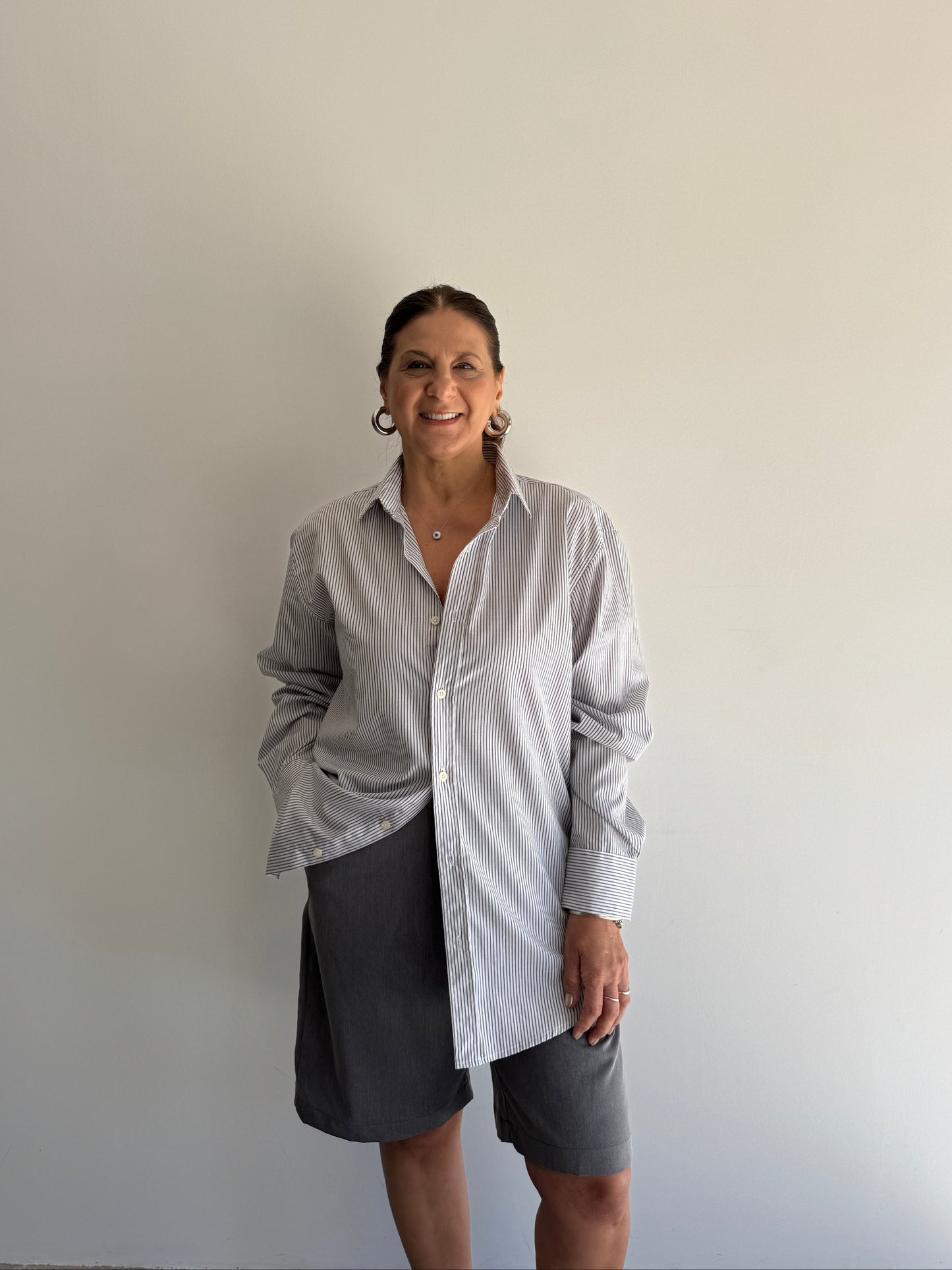 CAMISA LISTRADA BRANCA E CINZA - M