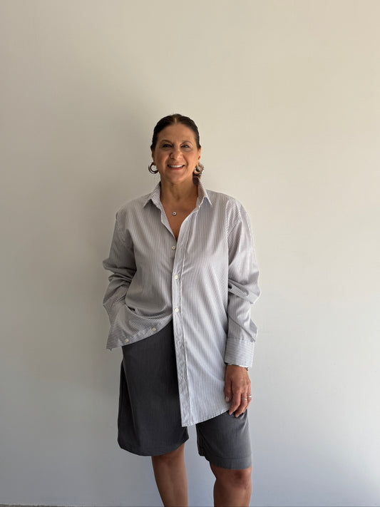 CAMISA LISTRADA BRANCA E CINZA - M