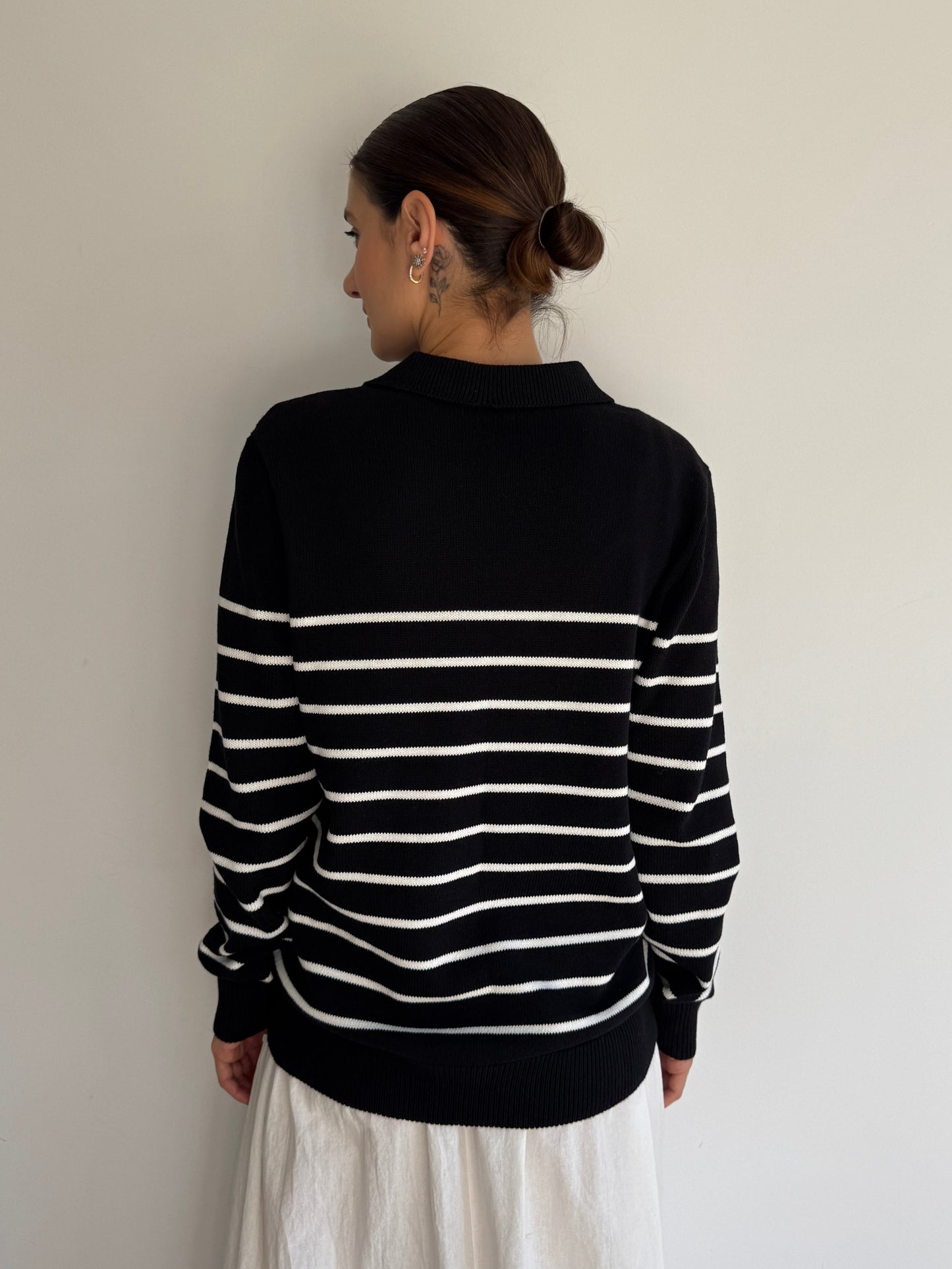 TRICOT PRETO LISTRADO GOLA - M